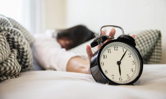 Nehezen alszol el, és gyakran felébredsz éjszaka? Ez lehet az oka!
