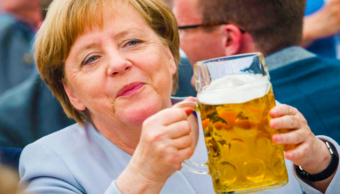 Sörözik Angela Merkel, a világ legbefolyásosabb nője.