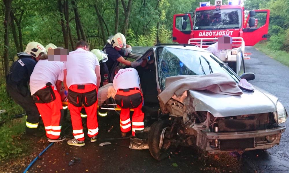 „Miattuk jobb ez a világ”: A 2-esen történt súlyos balesetben többen a mentősöknek segítettek