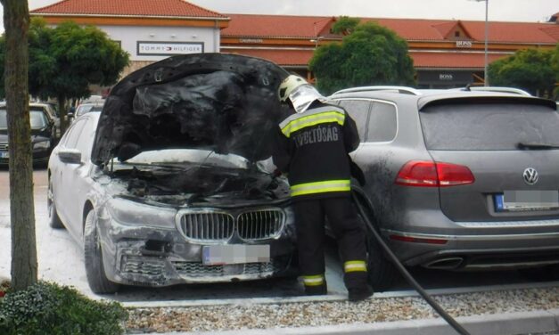 Kiégett egy BMW az egyik bevásárlóközpont parkolójában