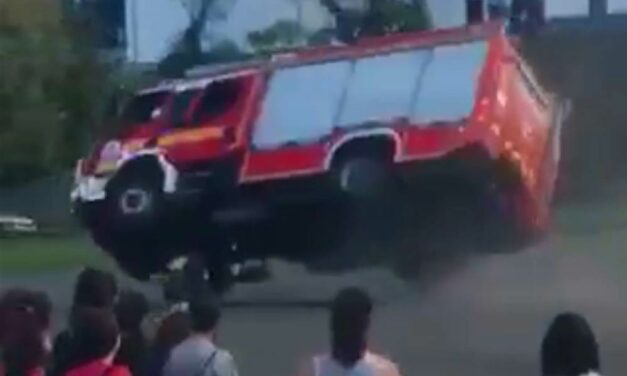 Hataslmast borult mindenki szeme láttára egy tűzoltóautó Vácon – Látványos videó!