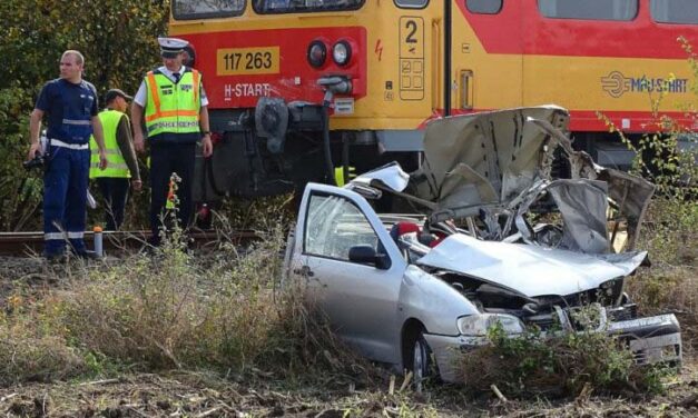 Vonattal ütközött egy autó, meghalt a sofőr