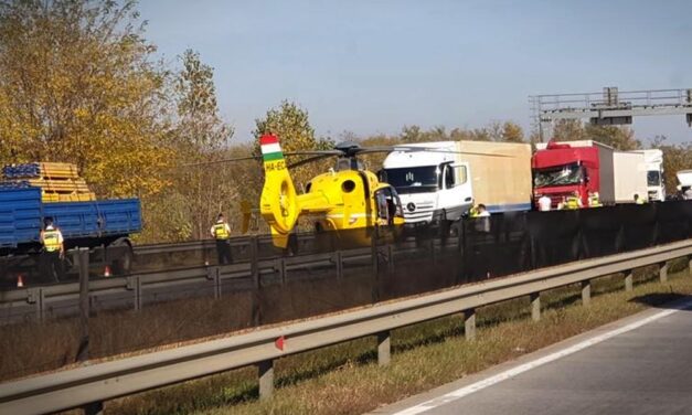 Mentőhelikopter szállt le az autópályán, négy kamion karambolozott