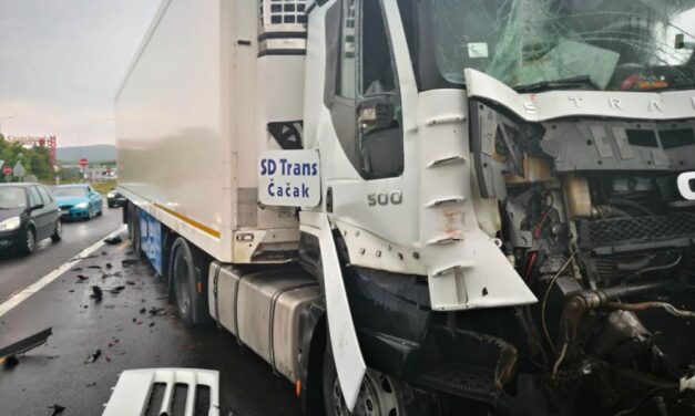 Kamionok ütköztek az M7-en, lezárták az autópályát