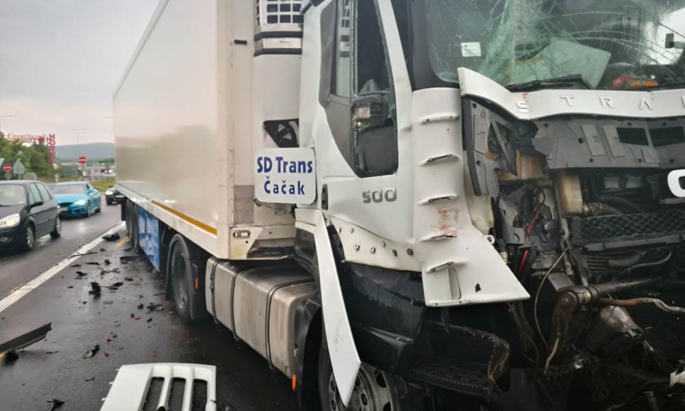 Újabb baleset az M1-es autópályán – felborult egy kamion
