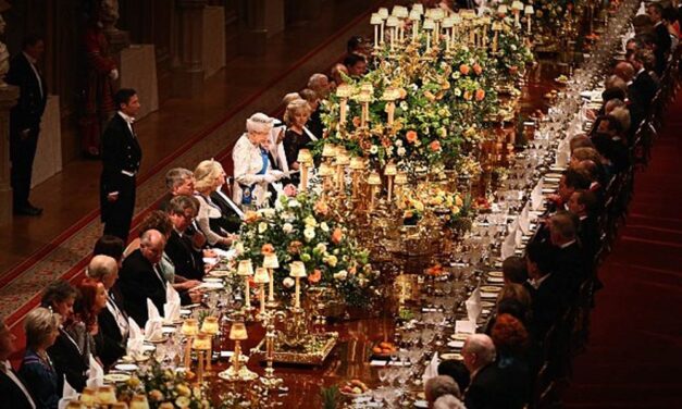A brit királynő szerint a középosztálynak való az asztalterítő