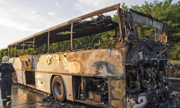 Kigyulladt busz miatt van torlódás az M5-ösön