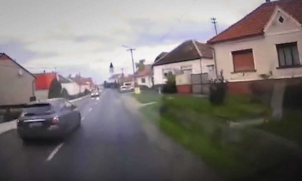 Videón, ahogy az idióta padlógázzal berongyol a faluba, majd az árokba csapódik