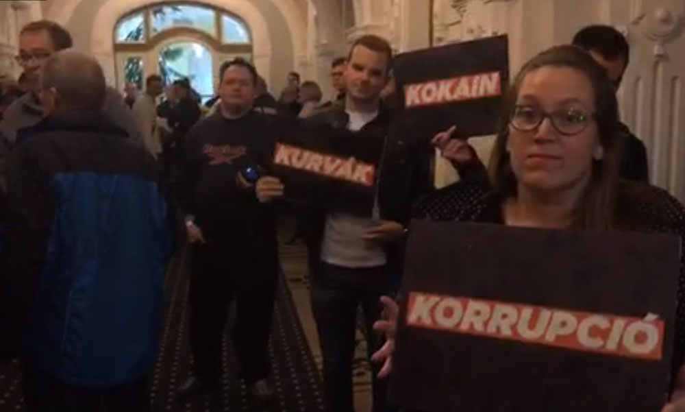 Botrány a győri Városházán! Tüntetők próbálták rátörni az ajtót Borkai Zsoltra