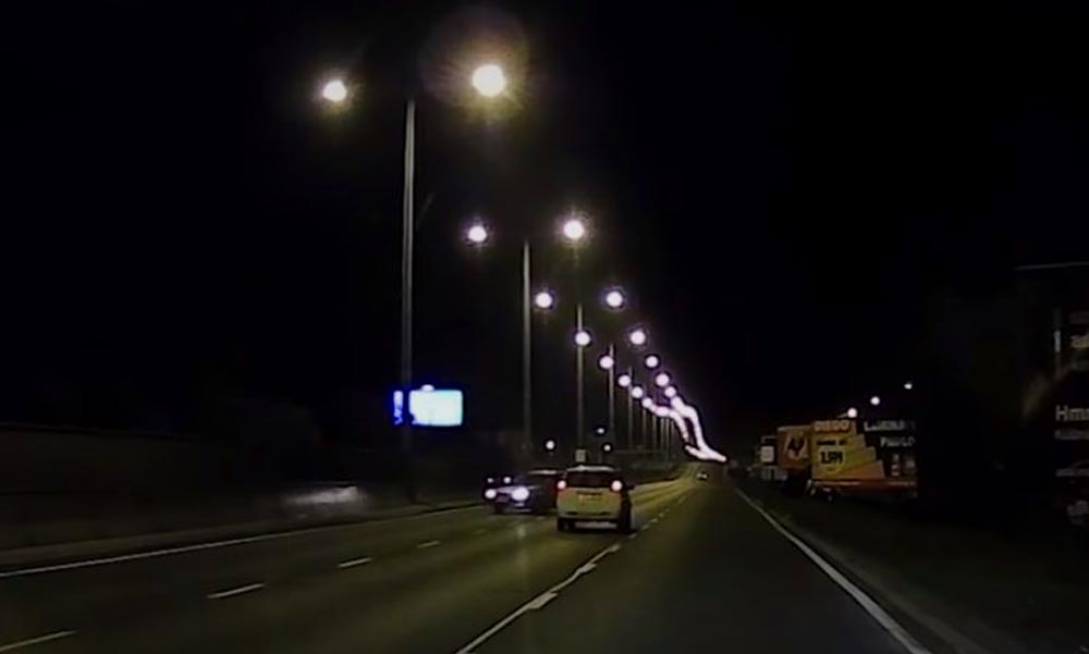 Egy idióta megfordult az M3 kivezetőn és a forgalommal szembe ment tovább (Videó)