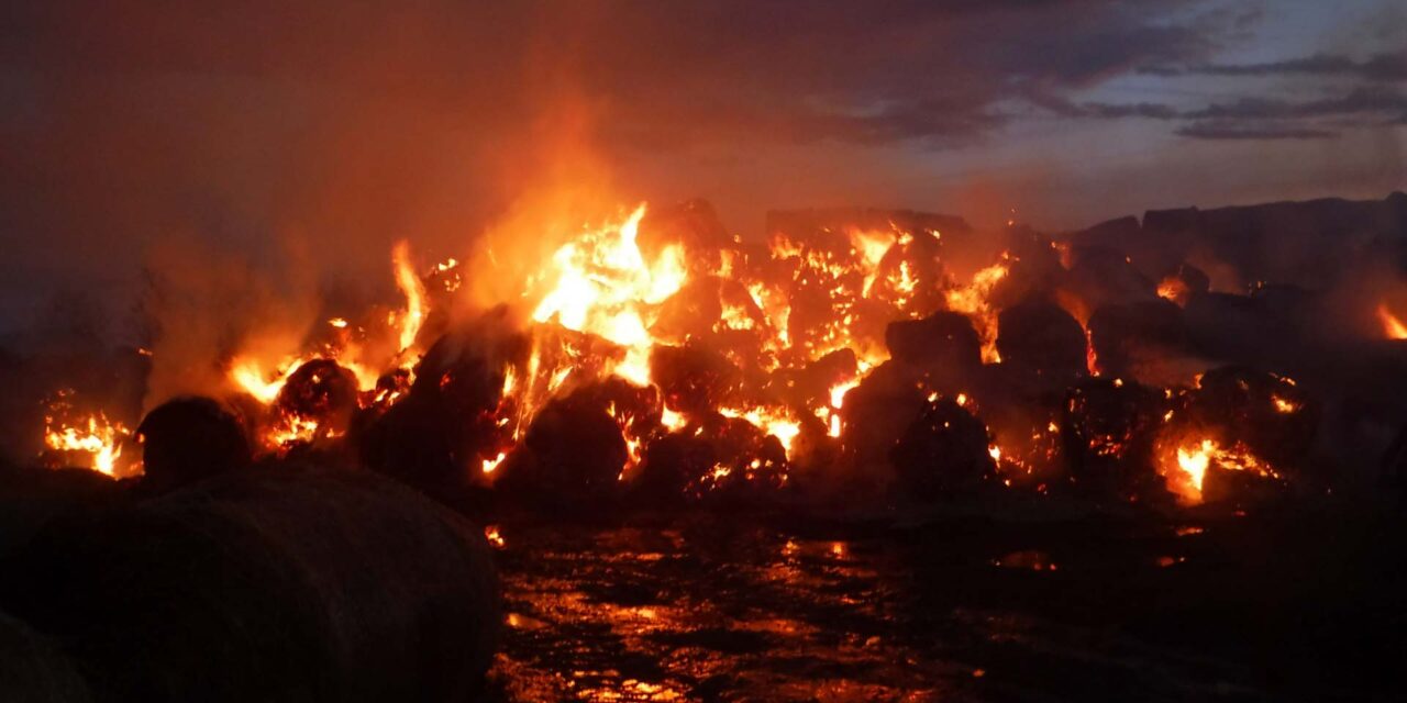 Óriási tűz van Somogyban: szalmabálák égnek