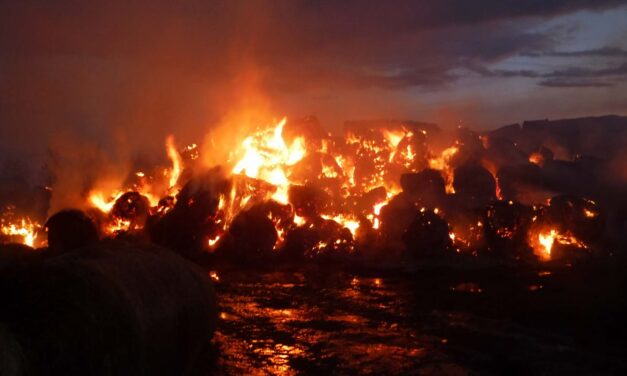 Óriási tűz van Somogyban: szalmabálák égnek