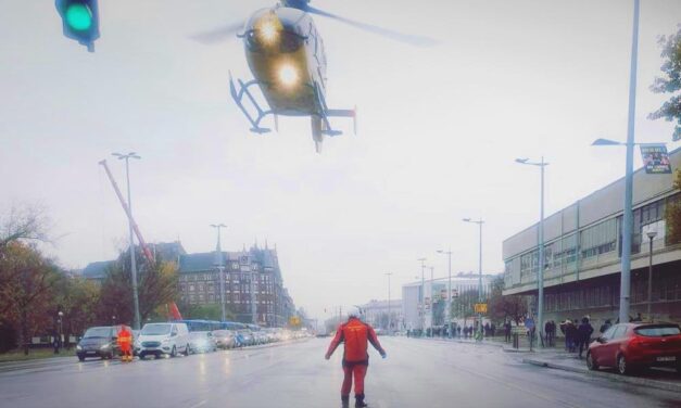 Mentőhelikopter szállt le az Üllői útra, egy kisgyermek élete a tét