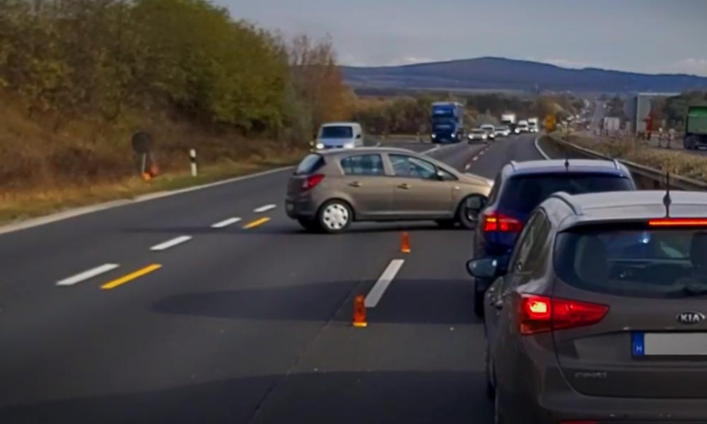 Életveszélyes tolatás az autópályán: Az M1-esen kockáztatta a karambolt a sofőr