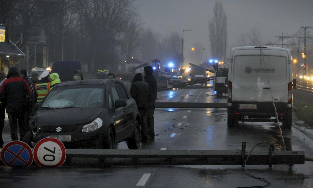 Dominóként dőltek ki a villanyoszlopok Budapesten egy baleset miatt