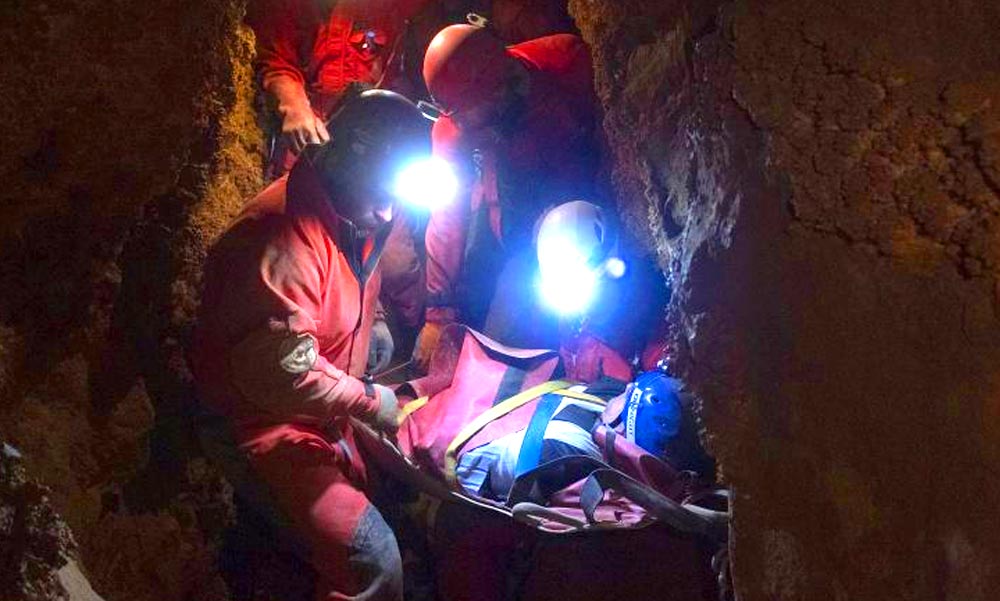 Barlangi mentés Magyarországon! Hatalmas erőfeszítés kellett a sérült férfi kimentéséhez