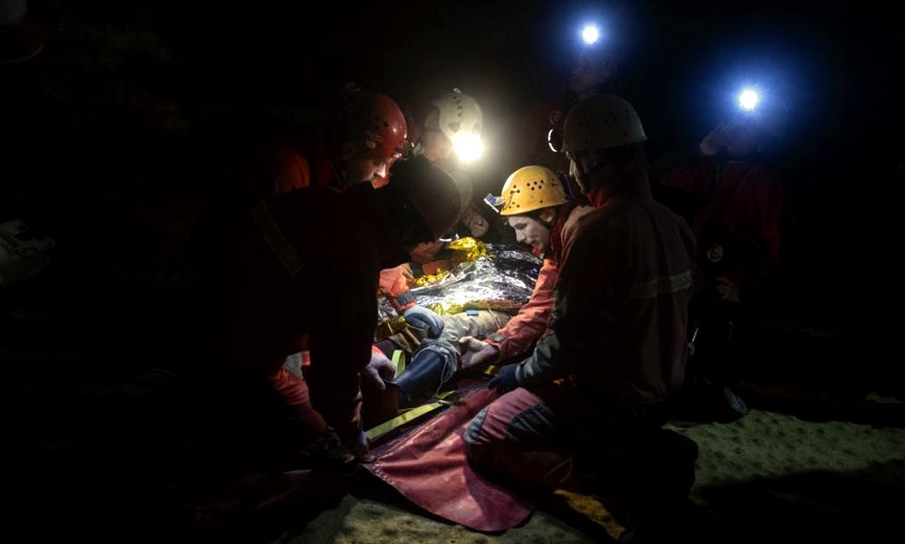 A speciális mentőknek kellett kihozni egy nőt az egyik budai barlangból