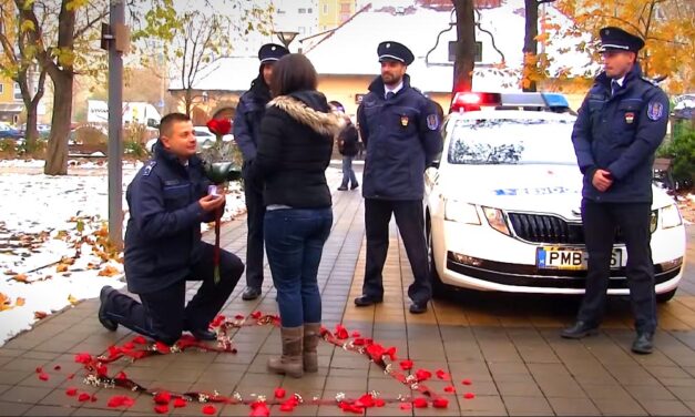 Csókolózó rendőr, meglepő lánykérés: „Felszólítom Alexandrát, hogy jöjjön ki az épületből!”