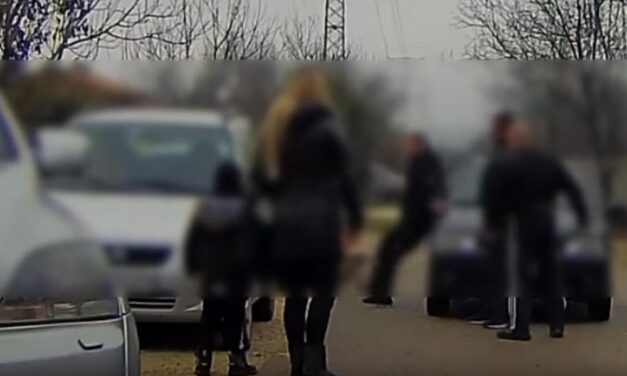 Szamurájkardos támadás: Úgy megütött egy férfi egy másikat, hogy az nekicsapódott az autónak (Videó)