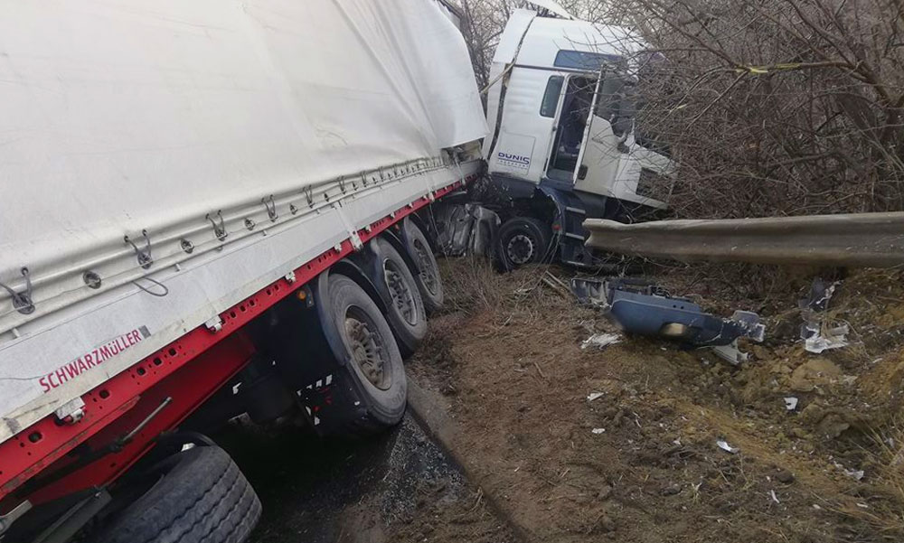 Lezárták az M1-es autópályát: kamion az árokban