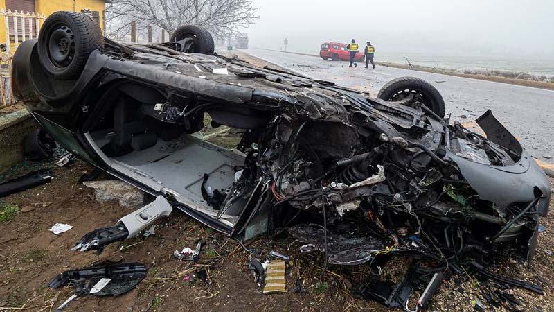 Hatalmas baleset Tompánál: a köd miatt ütközött két autó