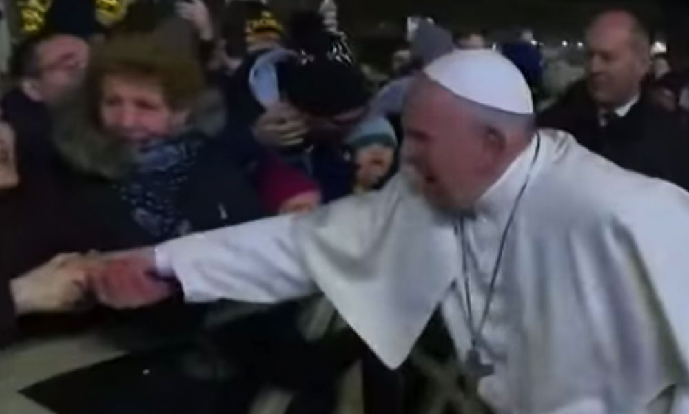 Bepöccent Ferenc pápa és rácsapott egy nő kezére