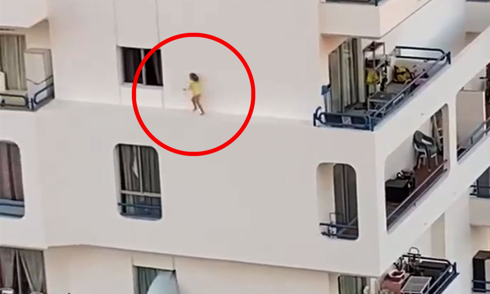 Vérfagyasztó látvány: Egy kisgyermek kimászott az erkélyen és a 4. emeleti homlokzaton sétálgatott