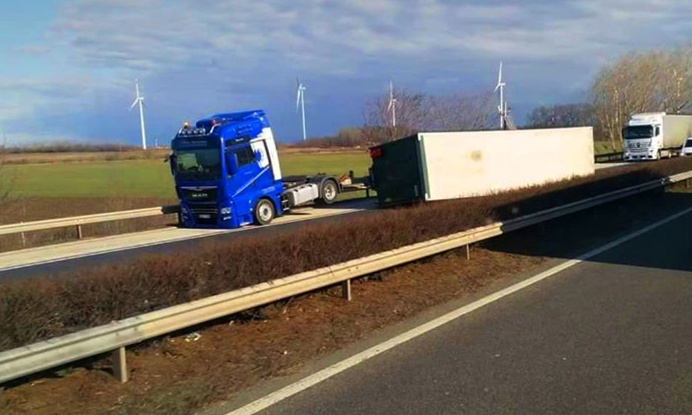 Szélvihar: felborult egy kamion az M1-esen, az M7-est lezárták