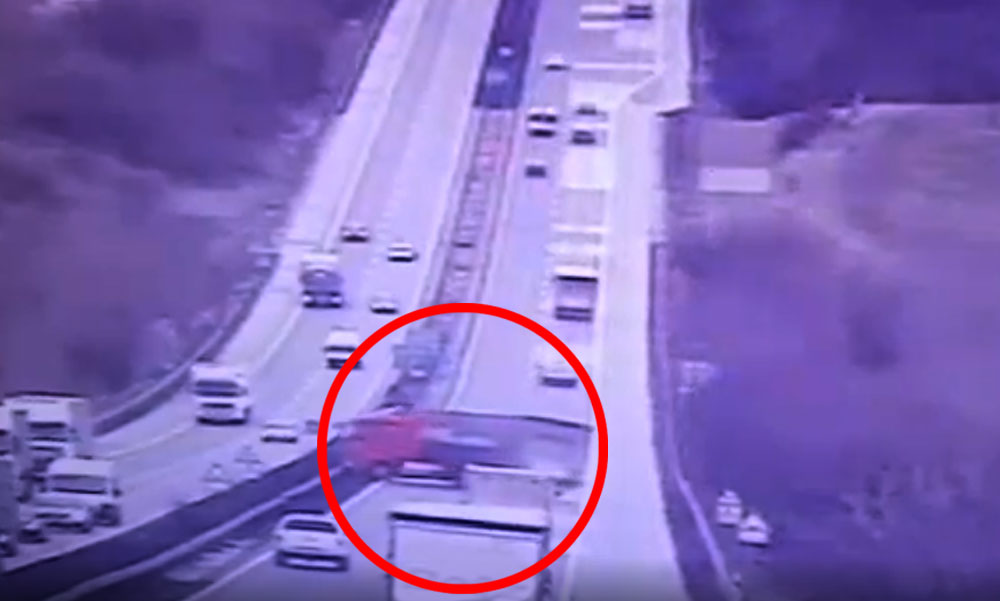 Látványos videó az M1-esen keresztbe fordult kamion balesetéről