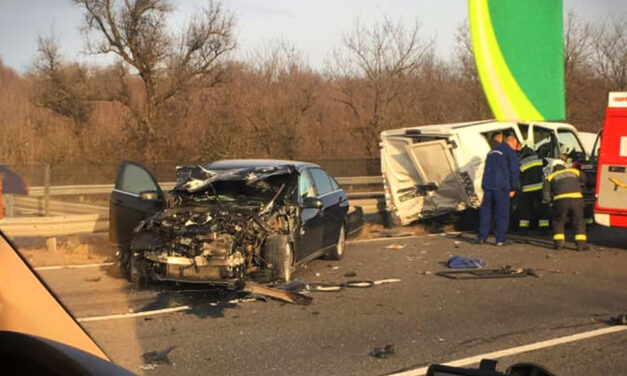 Kisbusz ütközött egy személyautóval – lezárták az M3-as autópályát