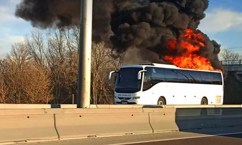 Kigyulladt egy Volánbusz az M3-as autópályán, óriási lángokkal ég a jármű