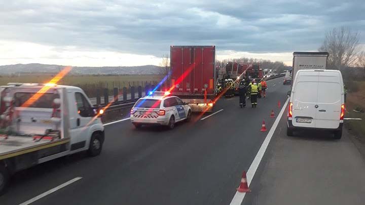 Három kamion ütközött az M1-es autópályán, több kilométeres a sor