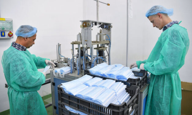 A koronavírus veszélye miatt a hatóságok a debreceni rabokkal már szájmaszkot gyártatnak