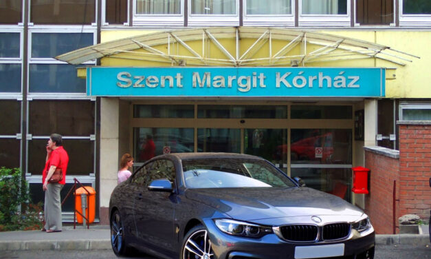 Luxusautókat bérelt a kórház egyik igazgatója, miközben nem volt pénz festésre