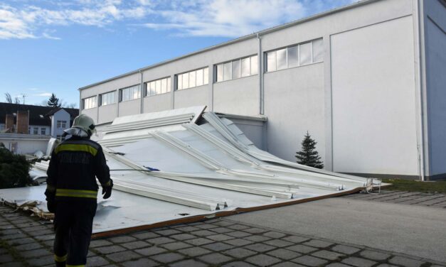 Leszakította a szél egy szakiskola tetejét – kimenekítették a diákokat
