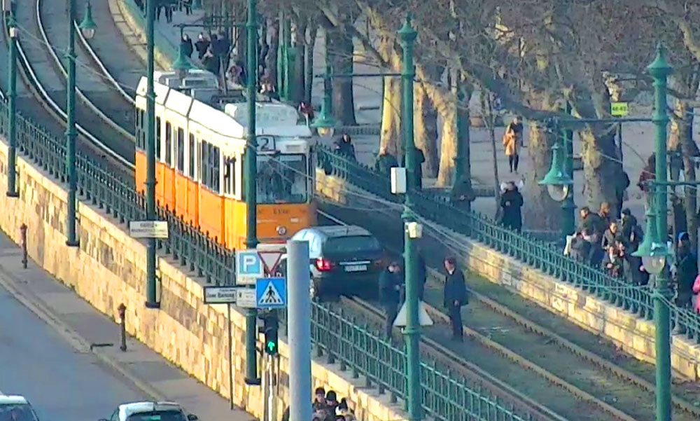 A villamossínekre hajtott egy 70 éves asszony Budapesten, leállították a forgalmat