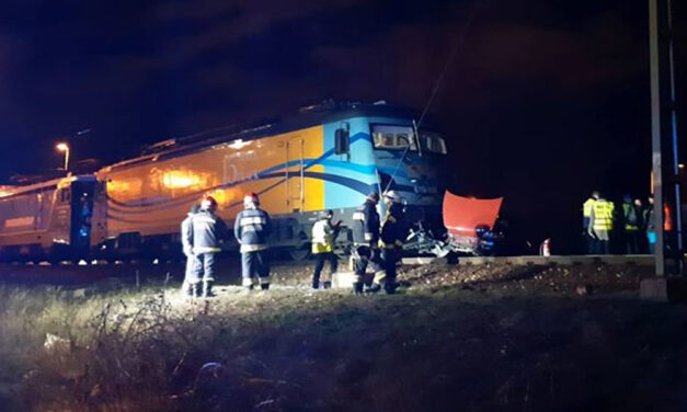 Döbbenetes baleset: széttrancsírozta a vonat az autót