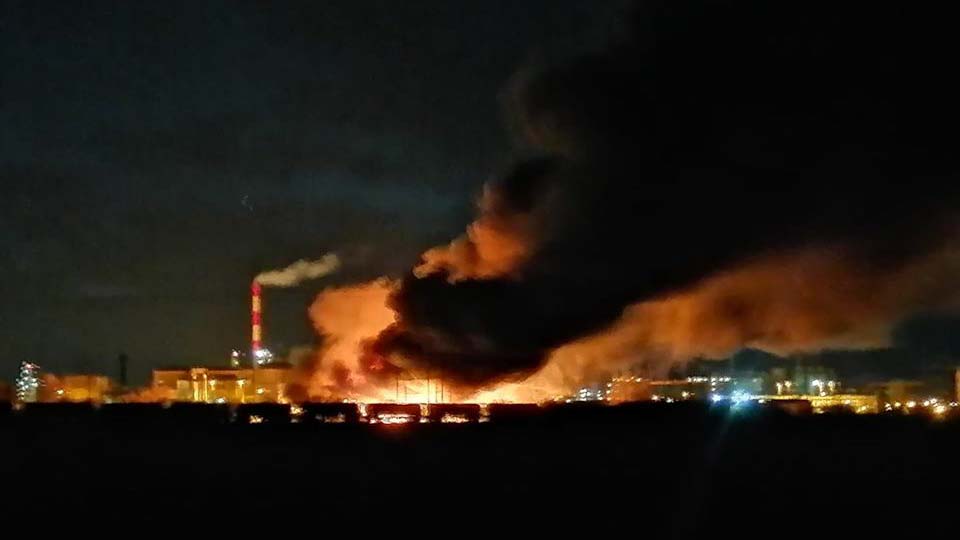 Tűz ütött ki a Mol tiszaújvárosi üzeme mellett: nagy erőkkel oltják a lángokat