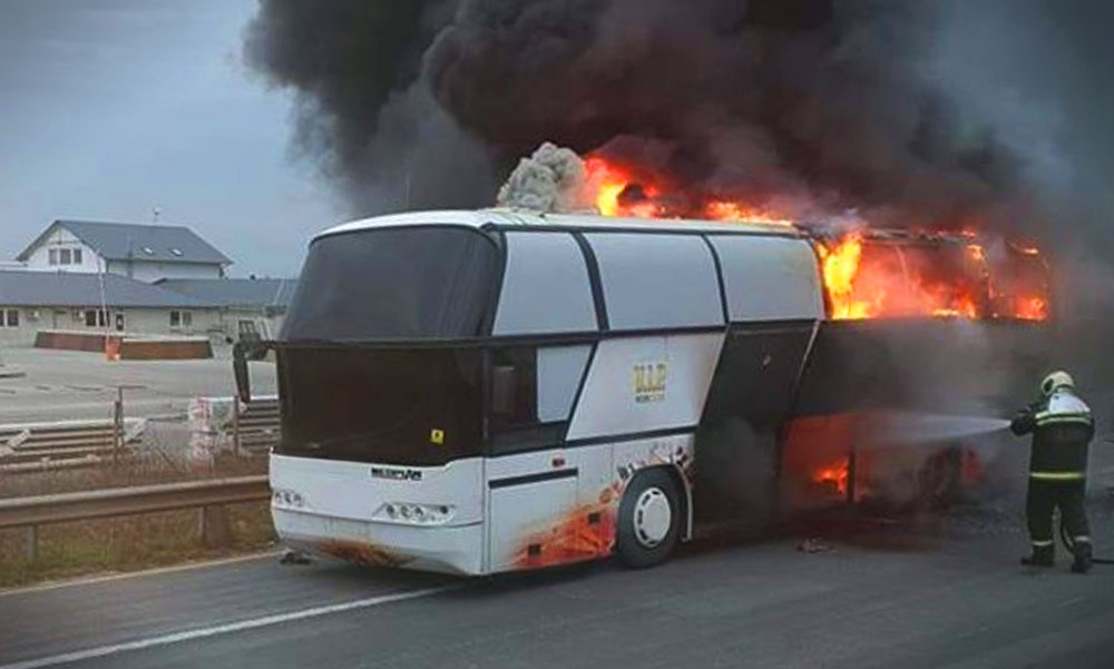 Kigyulladt egy busz, 40 embernek kellett menekülnie az M0-áson