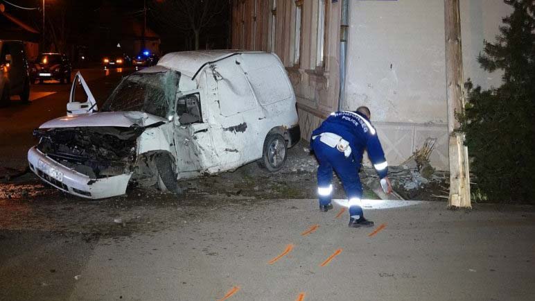 Halálos baleset Nagykőrösön : 21 éves fiatal csapódott a  ház falának