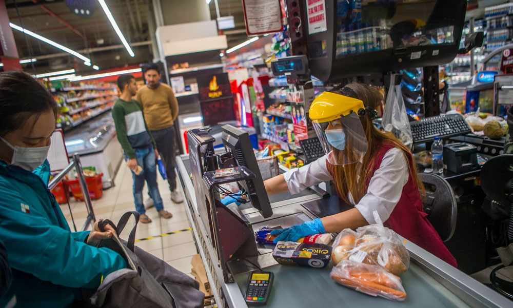 Szabálytalanul viselték az alkalmazottak a maszkot – A rendőrség bezáratta a budapesti élelmiszerboltot