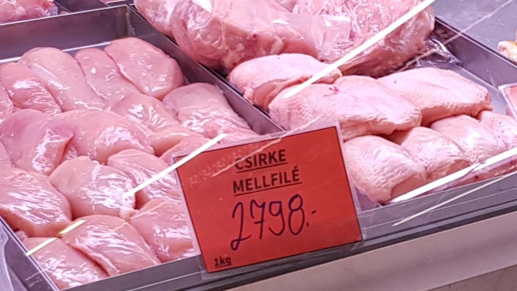 Pofátlan hentesek: már 2800 forintot is elkérnek a csirkemellért