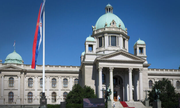 Szükségállapotot hirdettek Szerbiában és a tanév végéig minden oktatási intézményt bezárnak