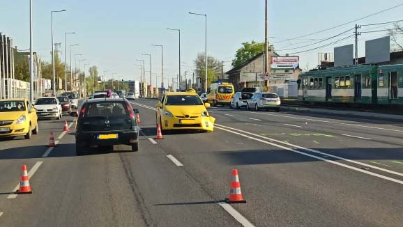 Azt hitte halálra gázolta a motorost, ezért ugrott a HÉV alá a taxis