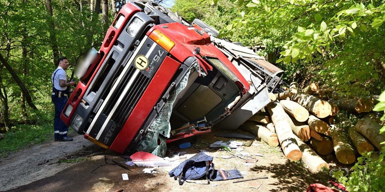 Farönkökkel megrakott teherautó borult fel egy erdőben, véletlenül találtak rá a súlyosan sérült sofőrre
