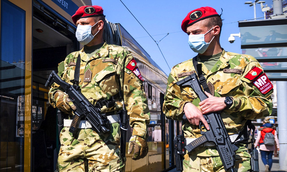 Orbán: a szabályok betartását fegyveres katonák is ellenőrzik majd