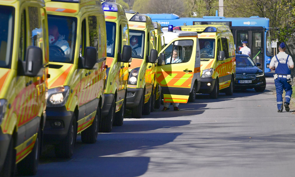 Rengeteg mentőautó vár a 100 fertőzöttre a Pesti úti idősotthon előtt