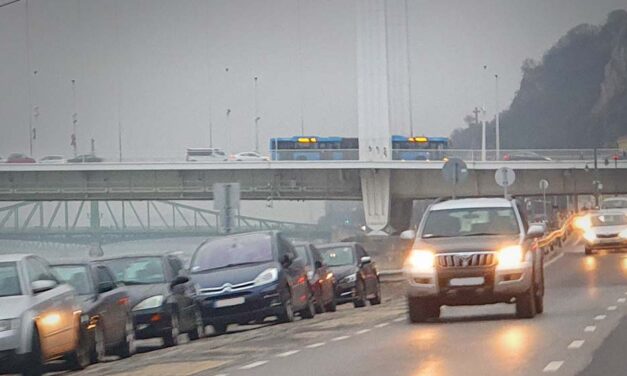 Hétfőtől nem kell fizetni a közterületen lévő parkolásért