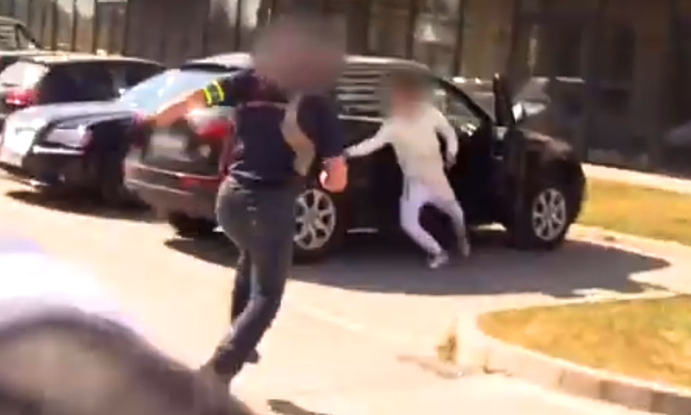 Rendőrségi akció: Tetten érték az autótolvajokat, keményen az aszfaltra nyomták a fejüket