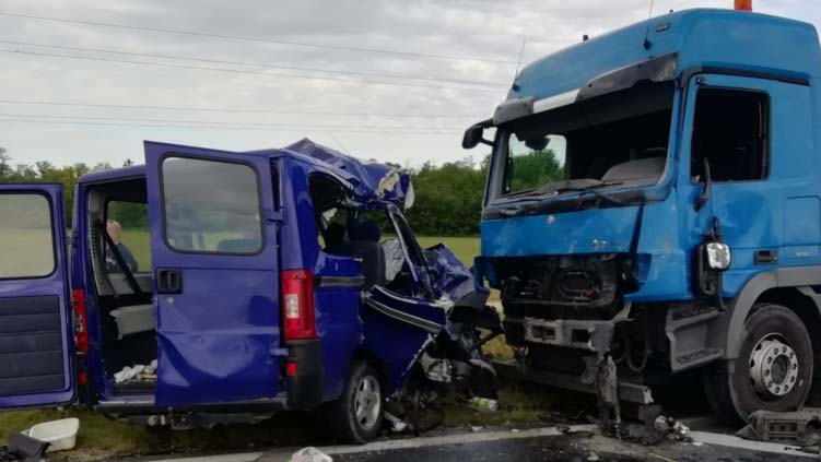 Kamiont előzött a kisbusz, amikor összeütközött a szemből jövő teherautóval – újabb részletek a balatoni balesetről